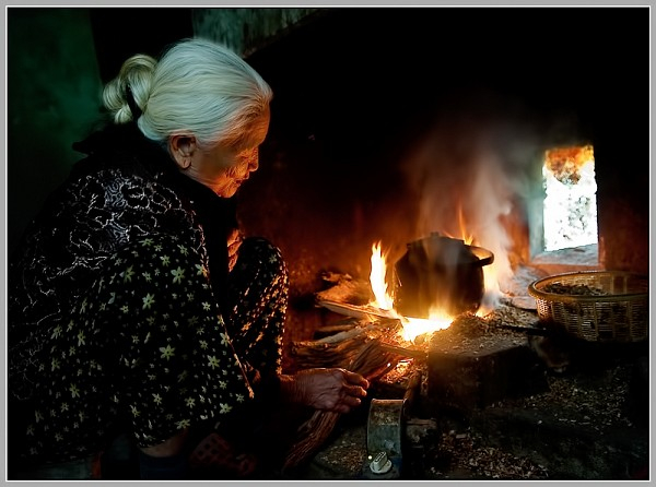 Nằm mơ thấy bà ngoại ngồi nhóm lửa ẩn ý gia đình sắp tới gặp may mắn
