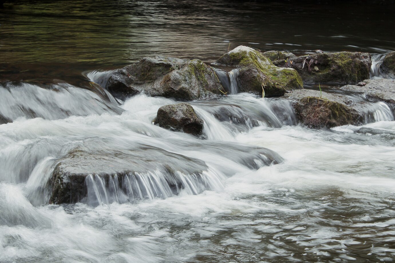 Mơ thấy sông đầy nước chảy xiết chứng tỏ bạn đang trong giai đoạn khó khăn đỉnh điểm