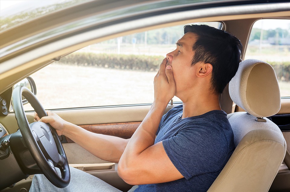 Mơ lái xe ô tô đánh con gì? trường hợp chiêm bao thấy mình ngủ lái xe là số: 45 – 79.